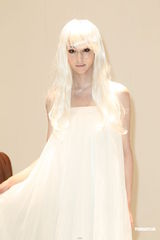 组图：张钧宁全身雪白演绎“空灵仙子”