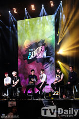 组图：韩团BEAST时隔1年回归开唱 献新曲首舞台