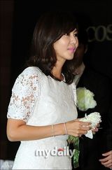 组图：金南珠出席代言品牌发布会蕾丝裙修身