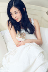 组图：张含韵清新写真曝光 抱宠物猫卖萌