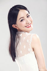 组图：李倩披婚纱拍写真 笑颜如花宛若天使