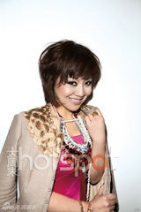 高清图：闫妮《大周末》绚丽绽放 新年第一朵满分花