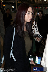 组图：少女时代KARA为赴K-POP演唱会亮相机场