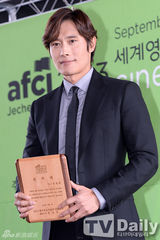 组图：李秉宪亮相影像委员会宣传大使委任式