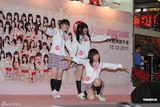组图：日本组合AKB48成员香港会歌迷热情亲民