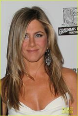 组图：安妮斯顿与未婚夫亮相电影奖典礼 情侣礼服秀恩爱