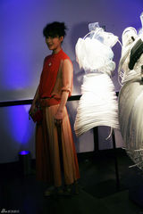 组图：IT GIRL陈燃风琴褶红衣亮相清新优雅