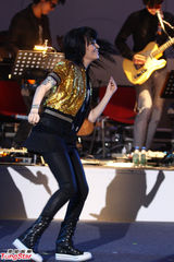 组图：徐佳莹首开个唱 偶像范晓萱站台助阵