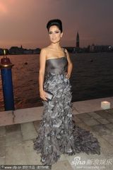 组图：麦当娜黑超黑裙尽展大姐大酷 助阵女性电影奖