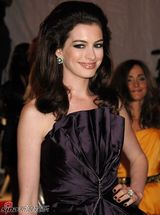 高清组图：安妮-海瑟薇短款礼服显优雅