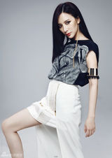 组图：熊乃瑾酷感时尚写真 刚柔并济性感美