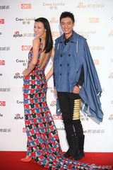 组图：众女星亮相街拍盛典红毯 王珞丹倪妮争艳