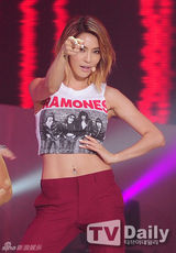 组图：众韩团献唱嘉熙狂野 Kara压阵主持