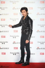 组图：陈柏霖亮相街拍盛典发型散漫微笑迷人