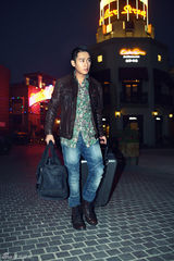 组图：王小毅上演自编自导光棍节主题街拍    