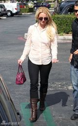 组图：布兰妮现身加州街头气色佳 透视装秀风骚