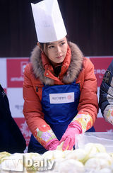 组图：孙艺珍腌泡菜 系围裙捧白菜变巧手主妇