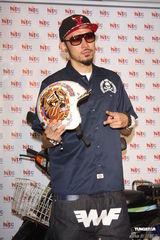 组图：热狗睽违三年出专辑 承诺专辑卖超5万就全裸