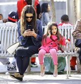 组图：小苏瑞上学途中煲电话粥 开心与男同学约会