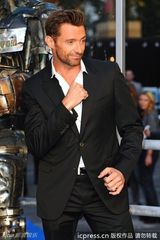 组图：《铁甲钢拳》伦敦首映 休-杰克曼比划拳脚