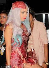 高清组图：Lady Gaga后台庆功雷人肉片装登场