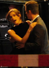 组图：《杰克-莱恩》片场 奈特莉与派恩亲密对戏