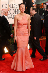 高清组图：玛吉-杰伦哈尔亮相粉色礼服化身美人鱼