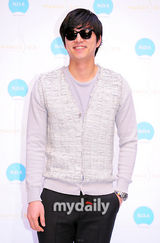 组图：孔侑郑日宇赵允熙等出席咖啡店开业仪式