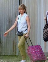 组图：安妮斯顿《米勒一家》片场初现大妈范