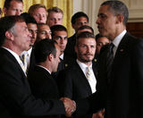 组图：奥巴马白宫宴请众球星 贝克汉姆赠送球衣