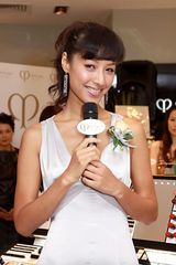 幻灯图：汪诗诗计划探班甄子丹 蒋怡露背晚装抢镜