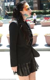 组图：LadyGaga中空秀八字奶 脸上涂鸦鬼魅十足