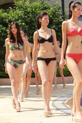 组图：中华小姐泳装照拍摄 选手血糖过低险晕倒