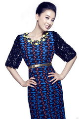 组图：黄圣依登杂志封面 烈焰红唇秀成熟性感