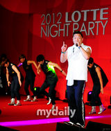 组图：韩歌手PSY釜山演唱会大跳《江南Style》