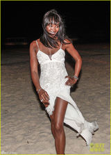 组图：黑珍珠坎贝尔性感亮相派对 高叉裙秀长腿