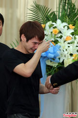 组图：台湾艺人小马跳楼妻子出殡 小马拥女痛哭