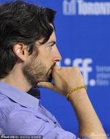 组图：温斯莱特《劳工节》首映被乔什亲吻脸颊