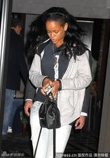 组图：蕾哈娜运动造型素颜外出 与神似旧爱粉丝合影