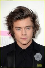 组图：单向乐队亮相 斯泰尔斯西装革履帅气十足