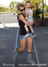 幻灯图集：布兰妮带儿子看电影 热裤秀健美双腿