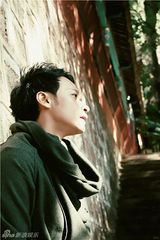 组图：陈志朋个性春日写真 “奇装异服”玩状态