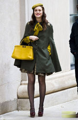 高清组图：莉顿-梅斯特街拍 斗篷大衣搭配花裙