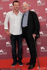 组图：《瓦文萨》发布会 演员搞怪逗乐全场