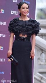 组图：《圣殇》女主赵敏秀别致美裙显贵气