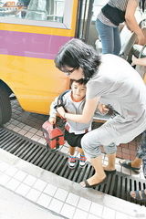 组图：Lucas坐校车无父母陪伴 与外籍女同学聊天