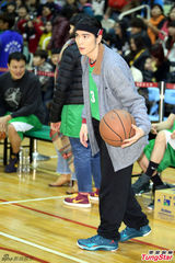 组图：萧敬腾一扫泼粪阴霾 展笑颜和学生打球