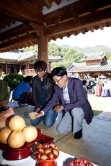 组图：众韩演员齐聚新剧《马医》祈福祭拜仪式