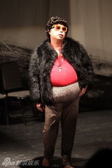 组图：刘晓晔领衔主演《混小子狂欢节》变老妈妈