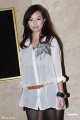 吴京迷彩服示人成焦点 梁汉文假期偷闲看足球(组图)